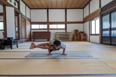 Astavakrasana